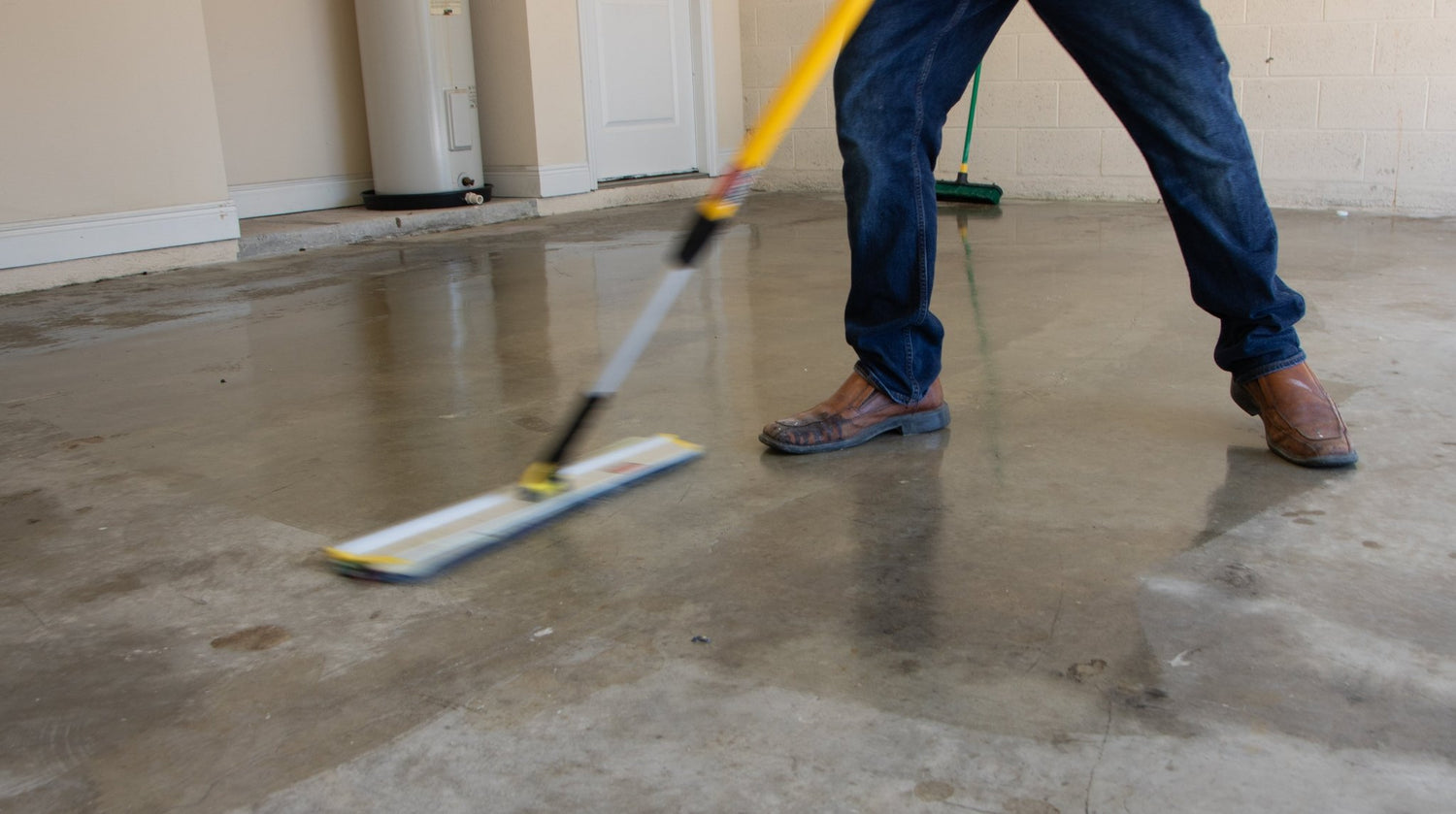 How to Remove Oil Stains from Concrete Garage Floor: Easy & Effective Methods
